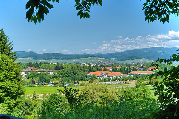 Blick über Bad Krozingen zum Schwarzwald